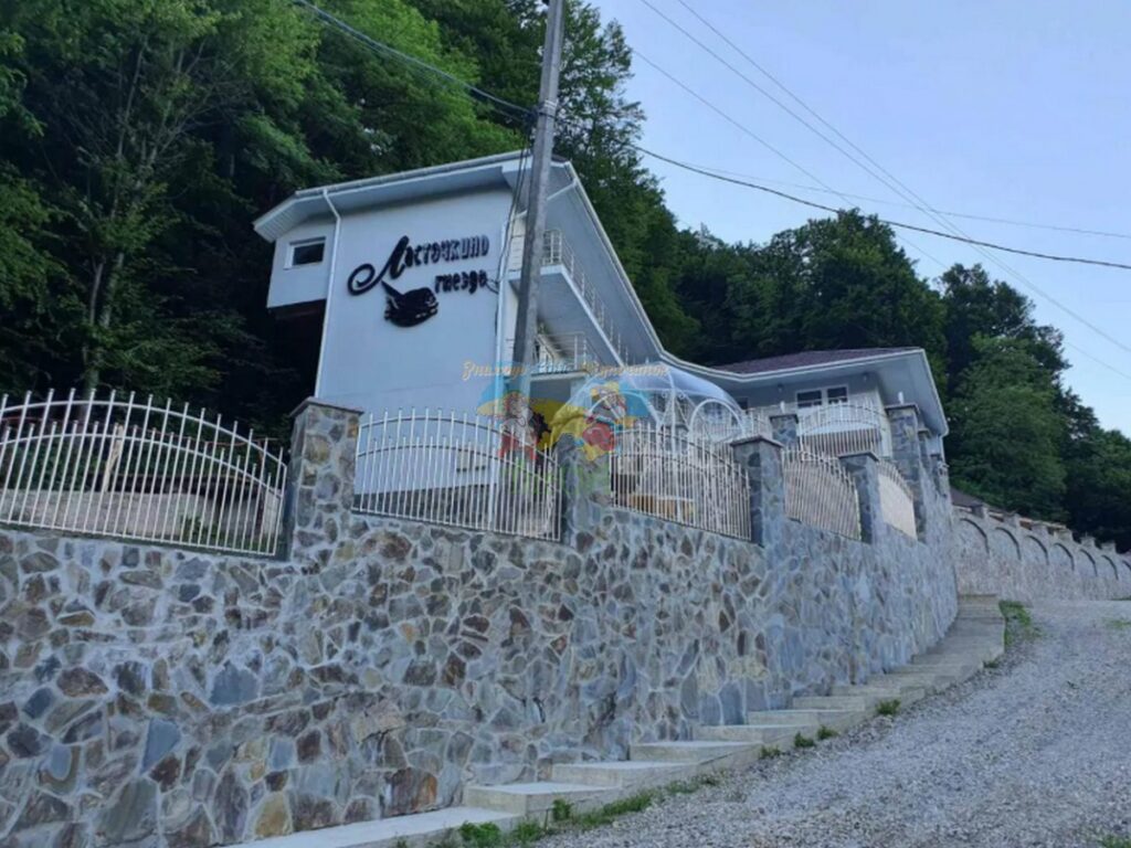 Готель «Ластівчине гніздо» Шаян